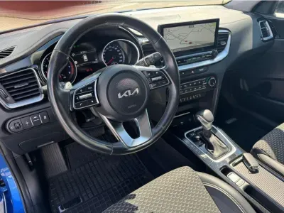 NIEBIESKI KOMBI KIA CEED z 2024 r., BENZYNA, skrzynia biegów AUTOMATYCZNA 103KM, zdjęcie 12 z 20