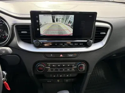 CZERWONY KOMBI KIA CEED z 2025 r., BENZYNA, skrzynia biegów AUTOMATYCZNA 140KM, zdjęcie 8 z 18