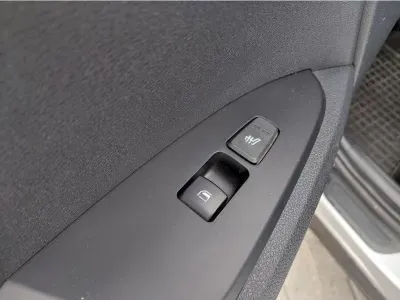 SREBRNY SUV KIA SPORTAGE z 2023 r., BENZYNA, skrzynia biegów AUTOMATYCZNA 110KM, zdjęcie 17 z 25