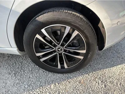 BIAŁY HATCHBACK MERCEDES CLASE A z 2023 r., HYBRYDA/BENZYNA, skrzynia biegów AUTOMATYCZNA 218KM, zdjęcie 4 z 19