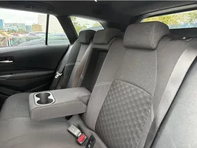 BIAŁY KOMBI TOYOTA COROLLA z 2023 r., HYBRYDA/BENZYNA, skrzynia biegów AUTOMATYCZNA 140KM, zdjęcie 19 z 19
