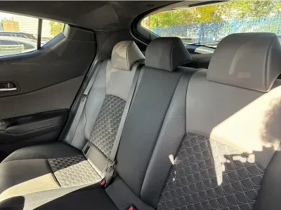 SZARY SUV TOYOTA C-HR z 2022 r., HYBRYDA/BENZYNA, skrzynia biegów AUTOMATYCZNA 122KM, zdjęcie 19 z 19