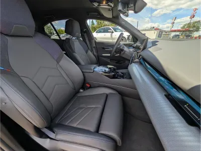 SZARY SEDAN BMW 520I z 2025 r., BENZYNA, skrzynia biegów AUTOMATYCZNA 184KM, zdjęcie 5 z 10