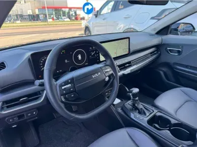 CZARNY HATCHBACK KIA K4 z 2025 r., BENZYNA, skrzynia biegów AUTOMATYCZNA 110KM, zdjęcie 14 z 21