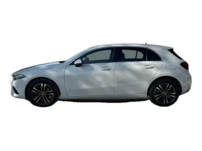 BIAŁY HATCHBACK MERCEDES CLASE A z 2023 r., HYBRYDA/BENZYNA, skrzynia biegów AUTOMATYCZNA 218KM, zdjęcie 10 z 19
