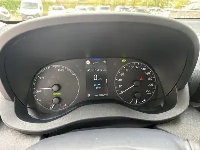 BIAŁY HATCHBACK TOYOTA YARIS z 2024 r., HYBRYDA/BENZYNA, skrzynia biegów AUTOMATYCZNA 116KM, zdjęcie 12 z 17