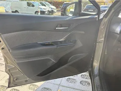 ZIELONY SUV TOYOTA C-HR z 2022 r., HYBRYDA/BENZYNA, skrzynia biegów AUTOMATYCZNA 122KM, zdjęcie 11 z 19