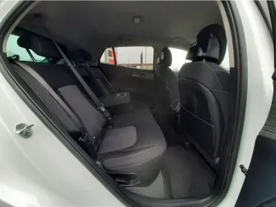 BIAŁY SUV KIA SPORTAGE z 2023 r., BENZYNA, skrzynia biegów MANUALNA 110KM, zdjęcie 2 z 24