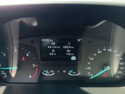 CZARNY KOMBI FORD FOCUS TURNIER z 2021 r., DIESEL, skrzynia biegów MANUALNA 120KM, zdjęcie 3 z 15