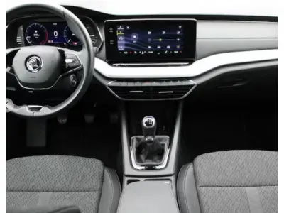 NIEBIESKI SEDAN SKODA OCTAVIA LIM. z 2023 r., BENZYNA, skrzynia biegów MANUALNA 150KM, zdjęcie 11 z 20