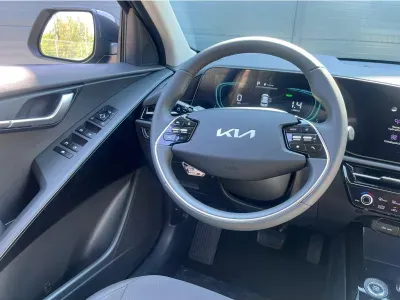 SZARY CROSSOVER KIA NIRO z 2026 r., HYBRYDA/BENZYNA, skrzynia biegów AUTOMATYCZNA 136KM, zdjęcie 8 z 10