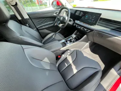 CZERWONY SUV MG HS z 2026 r., HYBRYDA/BENZYNA, skrzynia biegów AUTOMATYCZNA 224KM, zdjęcie 12 z 17