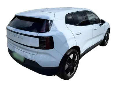 NIEBIESKI SUV VOLVO EX30 z 2024 r., ELEKTRYCZNY, skrzynia biegów AUTOMATYCZNA 200KM, zdjęcie 14 z 18
