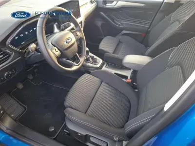 NIEBIESKI HATCHBACK FORD FOCUS z 2023 r., BENZYNA, skrzynia biegów MANUALNA 92KM, zdjęcie 23 z 28
