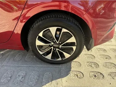 CZERWONY HATCHBACK KIA CEED z 2024 r., BENZYNA, skrzynia biegów AUTOMATYCZNA 140KM, zdjęcie 11 z 19