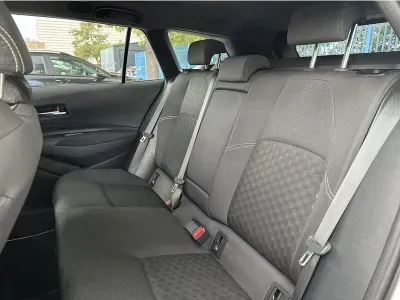 BIAŁY KOMBI TOYOTA COROLLA z 2023 r., HYBRYDA/BENZYNA, skrzynia biegów AUTOMATYCZNA 140KM, zdjęcie 11 z 19