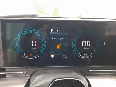 BIAŁY SUV HYUNDAI KONA z 2025 r., HYBRYDA/BENZYNA, skrzynia biegów AUTOMATYCZNA 129KM, zdjęcie 2 z 11
