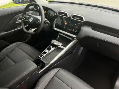 SREBRNY SUV MG ZS z 2026 r., HYBRYDA/BENZYNA, skrzynia biegów AUTOMATYCZNA 197KM, zdjęcie 3 z 15
