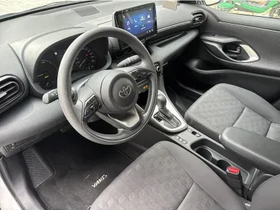 BIAŁY HATCHBACK TOYOTA YARIS z 2024 r., HYBRYDA/BENZYNA, skrzynia biegów AUTOMATYCZNA 116KM, zdjęcie 9 z 17