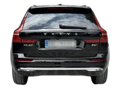 CZARNY SUV VOLVO XC60 z 2023 r., BENZYNA, skrzynia biegów AUTOMATYCZNA 300KM, zdjęcie 6 z 19