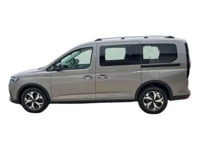 ZŁOTY VAN FORD TOURNEO CONNECT z 2026 r., DIESEL, skrzynia biegów AUTOMATYCZNA 90KM, zdjęcie 18 z 32