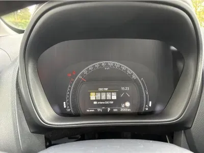 BIAŁY SUV TOYOTA AYGO X z 2022 r., BENZYNA, skrzynia biegów AUTOMATYCZNA 72KM, zdjęcie 11 z 19