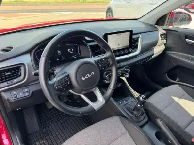 CZERWONY SUV KIA STONIC z 2025 r., BENZYNA, skrzynia biegów MANUALNA 58KM, zdjęcie 4 z 21