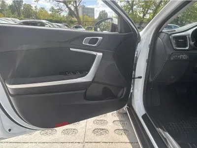 BIAŁY SUV KIA XCEED z 2023 r., BENZYNA, skrzynia biegów AUTOMATYCZNA 160KM, zdjęcie 18 z 19