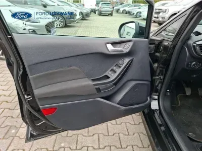 CZARNY HATCHBACK FORD FIESTA z 2023 r., BENZYNA, skrzynia biegów MANUALNA 74KM, zdjęcie 19 z 27