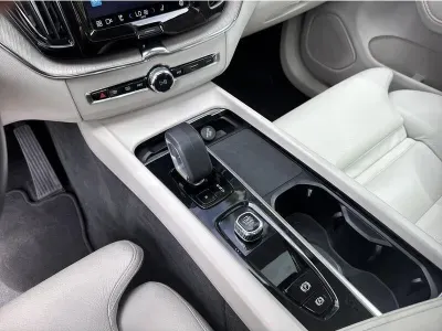 CZARNY SUV VOLVO XC60 z 2023 r., BENZYNA, skrzynia biegów AUTOMATYCZNA 300KM, zdjęcie 10 z 19