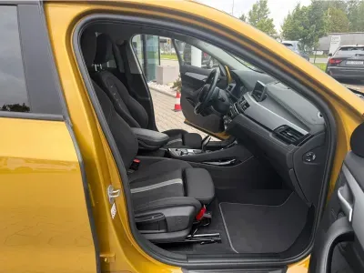 ZŁOTY CROSSOVER BMW X2 z 2022 r., BENZYNA, skrzynia biegów AUTOMATYCZNA 136KM, zdjęcie 11 z 12