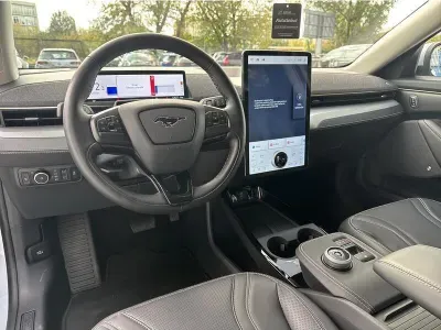 BIAŁY SUV FORD MUSTANG MACH E z 2022 r., ELEKTRYCZNY, skrzynia biegów AUTOMATYCZNA 269KM, zdjęcie 9 z 19