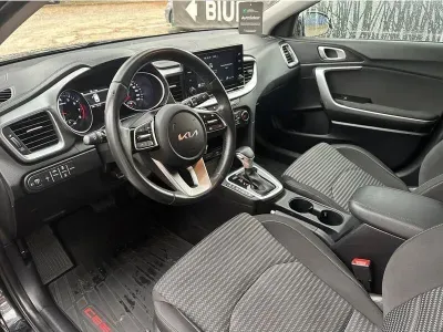 CZARNY KOMBI KIA CEED z 2023 r., BENZYNA, skrzynia biegów AUTOMATYCZNA 160KM, zdjęcie 11 z 19