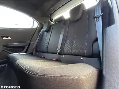 CZARNY SUV OPEL MOKKA z 2026 r., HYBRYDA/BENZYNA, skrzynia biegów AUTOMATYCZNA 145KM, zdjęcie 8 z 8