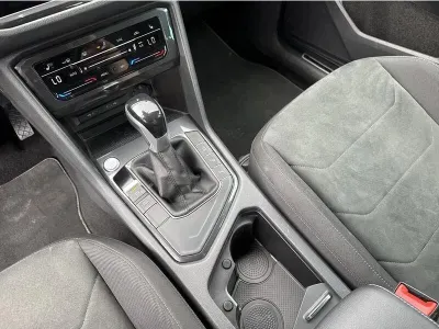 SZARY SUV VOLKSWAGEN TIGUAN z 2023 r., BENZYNA, skrzynia biegów AUTOMATYCZNA 150KM, zdjęcie 16 z 19