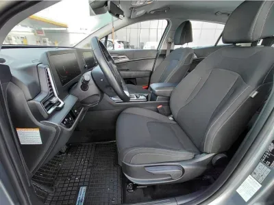 SREBRNY SUV KIA SPORTAGE z 2023 r., BENZYNA, skrzynia biegów AUTOMATYCZNA 110KM, zdjęcie 14 z 24