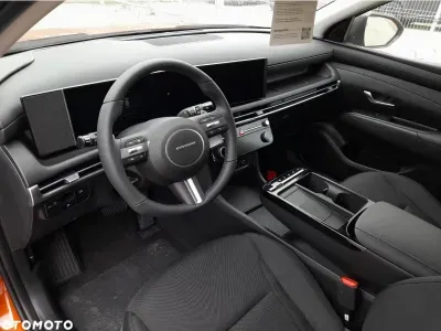 POMARAŃCZOWY SUV HYUNDAI TUCSON z 2025 r., BENZYNA, skrzynia biegów MANUALNA 160KM, zdjęcie 4 z 18