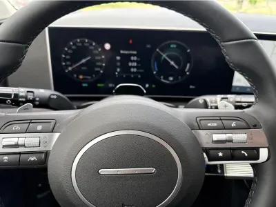 BIAŁY SUV HYUNDAI TUCSON z 2026 r., BENZYNA, skrzynia biegów AUTOMATYCZNA 150KM, zdjęcie 16 z 17