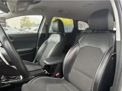 SREBRNY KOMBI KIA CEED z 2023 r., BENZYNA, skrzynia biegów AUTOMATYCZNA 160KM, zdjęcie 13 z 19