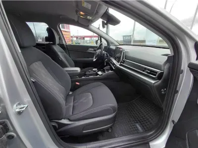 SREBRNY SUV KIA SPORTAGE z 2023 r., BENZYNA, skrzynia biegów AUTOMATYCZNA 110KM, zdjęcie 5 z 25