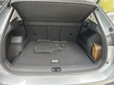 SREBRNY SUV VOLKSWAGEN TIGUAN z 2024 r., BENZYNA, skrzynia biegów AUTOMATYCZNA 131KM, zdjęcie 18 z 19