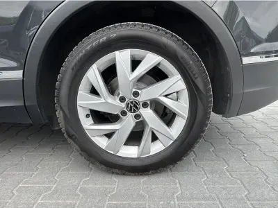 SZARY SUV VOLKSWAGEN TIGUAN z 2023 r., BENZYNA, skrzynia biegów AUTOMATYCZNA 150KM, zdjęcie 17 z 19