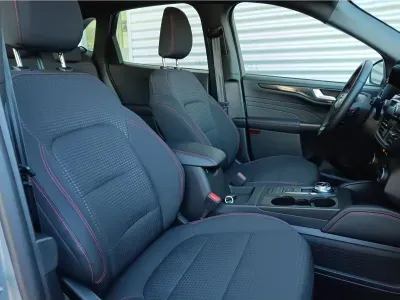 SZARY KOMBI FORD KUGA z 2023 r., BENZYNA, skrzynia biegów AUTOMATYCZNA 120KM, zdjęcie 8 z 14