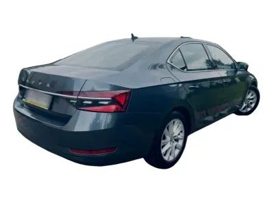 SZARY SEDAN SKODA SUPERB III z 2021 r., BENZYNA, skrzynia biegów AUTOMATYCZNA 150KM, zdjęcie 7 z 15