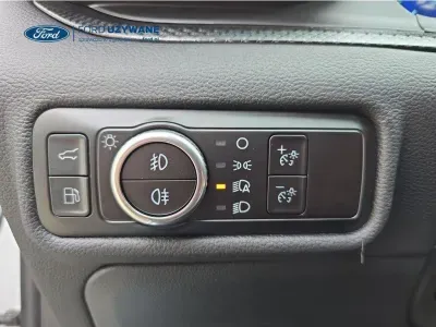 SZARY SUV FORD EXPLORER z 2023 r., HYBRYDA/BENZYNA, skrzynia biegów AUTOMATYCZNA 336KM, zdjęcie 23 z 34