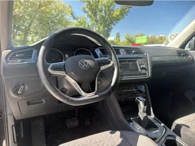 SZARY SUV VOLKSWAGEN TIGUAN z 2022 r., DIESEL, skrzynia biegów AUTOMATYCZNA 150KM, zdjęcie 19 z 19