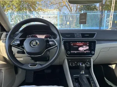 CZARNY KOMBI SKODA SUPERB z 2022 r., BENZYNA, skrzynia biegów AUTOMATYCZNA 190KM, zdjęcie 10 z 19