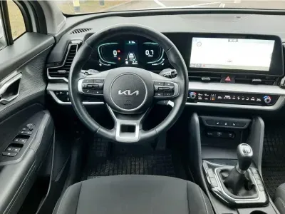 BIAŁY SUV KIA SPORTAGE z 2023 r., BENZYNA, skrzynia biegów MANUALNA 110KM, zdjęcie 15 z 24