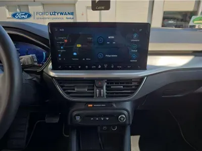 BIAŁY KOMBI FORD FOCUS z 2023 r., DIESEL, skrzynia biegów AUTOMATYCZNA 85KM, zdjęcie 8 z 26