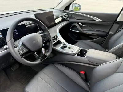 BIAŁY SUV BYD SEALION5 DMI z 2026 r., HYBRYDA/BENZYNA, skrzynia biegów AUTOMATYCZNA 212KM, zdjęcie 4 z 6